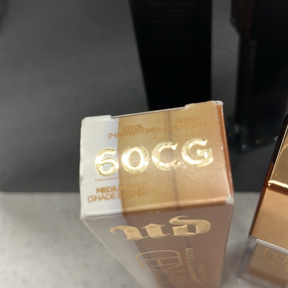 Urban decay weightless liquid foundation 60 CG - Picture 2 of 2